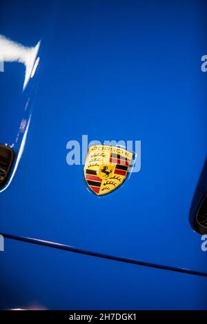 BUKAREST, RUMÄNIEN - 10. Oktober 2021: Illustratives redaktionelles Bild des Porsche-Logos auf einem Auto. Stockfoto