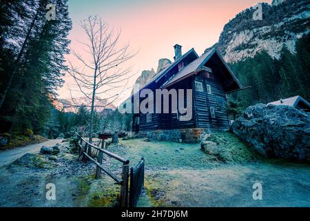 Blick auf eine alte Holzforster- oder Jägerhütte in der Nähe des Dachsteingletschers und des Gosaukamm, Gosau, Salzkammergut, OÖ, Österreich Stockfoto