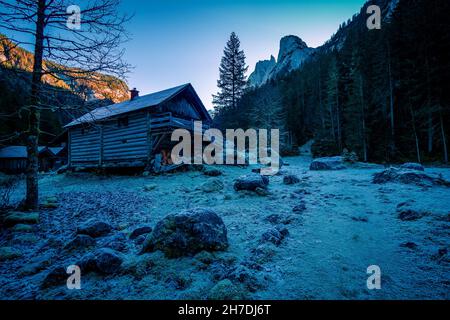 Blick auf eine alte Holzforster- oder Jägerhütte, Dachsteingletscher und Gosaukamm im Hintergrund, Gosau, Salzkammergut, Österreich Stockfoto