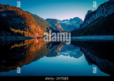 Atemberaubende Aussicht auf den Gosaukamm und den Dachsteingletscher, der sich über den Gosausee, Gosau, Salzkammergut, OÖ, Österreich spiegelt Stockfoto