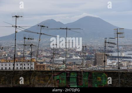 Dachantennen in Neapel, Italien, wurden gegen den Vesuv silhouettiert Stockfoto