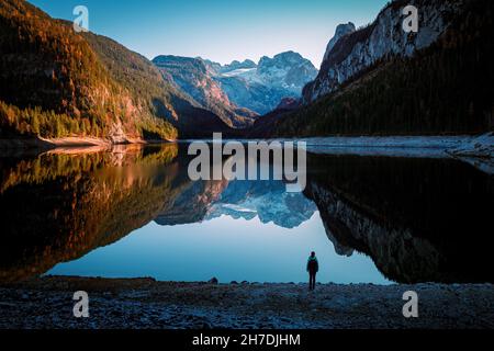 Atemberaubende Aussicht auf den Gosaukamm und den Dachsteingletscher, der sich über den Gosausee, Gosau, Salzkammergut, OÖ, Österreich spiegelt Stockfoto