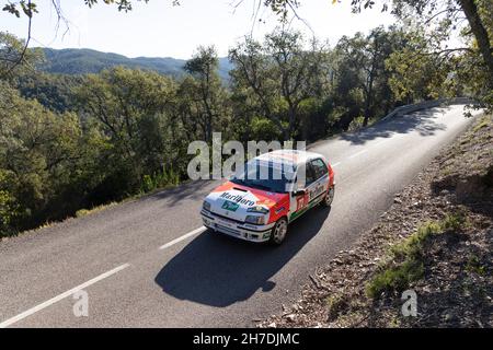 Renault Clio 16 Ventil nimmt am Zeitabschnitt der Rallye Costa Brava 2021 in Girona, Spanien, Teil Stockfoto