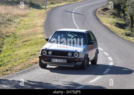 VW Golf 1800 GTi nimmt am Zeitabschnitt der Rallye Costa Brava 2021 in Girona, Spanien, Teil Stockfoto