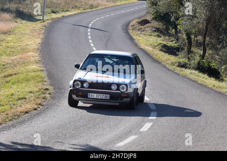 VW Golf 1800 GTi nimmt am Zeitabschnitt der Rallye Costa Brava 2021 in Girona, Spanien, Teil Stockfoto