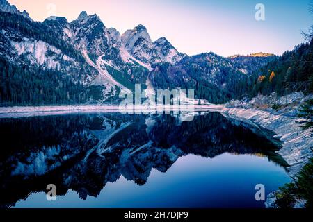 Atemberaubender Blick auf den sogenannten Gosaukamm, der sich über den alpinen Gosausee, Gosau, Salzkammergut, OÖ, Österreich, spiegelt Stockfoto