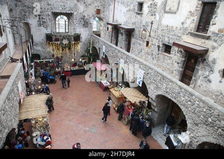 Limatola, Italien. 21st. November 2021. Mittelalterliches Dorf Limatola in der Provinz Benevento, Italien Weihnachtsmärkte am 21. November 2021. (Foto: Salvatore Esposito/Pacific Press/Sipa USA) Quelle: SIPA USA/Alamy Live News Stockfoto