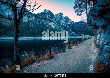 Panoramablick auf den sogenannten Gosaukamm hoch über dem alpinen Gosausee, Gosau, Salzkammergut, OÖ, Österreich Stockfoto