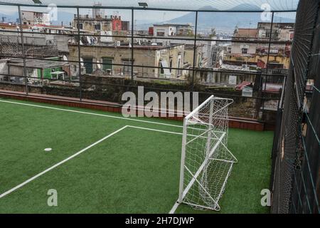 Kleiner Fußballplatz in Neapel, Italien, mit dem Vesuv im Hintergrund Stockfoto