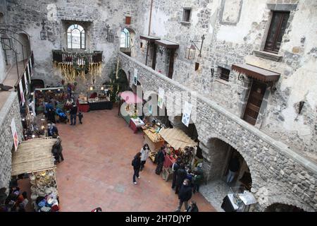 Limatola, Italien. 21st. November 2021. Mittelalterliches Dorf Limatola in der Provinz Benevento, Italien Weihnachtsmärkte am 21. November 2021. (Foto: Salvatore Esposito/Pacific Press/Sipa USA) Quelle: SIPA USA/Alamy Live News Stockfoto