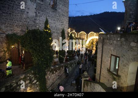 Limatola, Italien. 21st. November 2021. Mittelalterliches Dorf Limatola in der Provinz Benevento, Italien Weihnachtsmärkte am 21. November 2021. (Foto: Salvatore Esposito/Pacific Press/Sipa USA) Quelle: SIPA USA/Alamy Live News Stockfoto