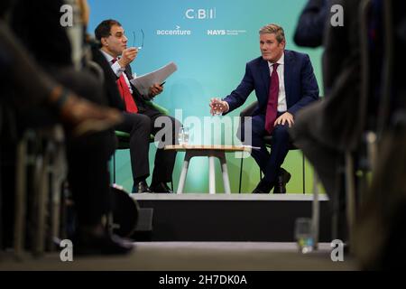 Der Labour-Vorsitzende Sir Keir Starmer (rechts) nimmt an einer Frage- und Antwortsitzung mit dem CBI-Präsidenten Lord Karan Bilimoria in der Mailbox in Birmingham Teil, nachdem er seine Rede vor der CBI-Jahreskonferenz gehalten hat. Bilddatum: Montag, 22. November 2021. Stockfoto