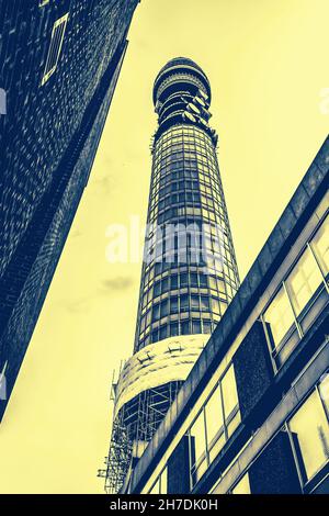 Weitwinkelansicht des BT Tower in überkreuzt verarbeiteten Farbtönen Stockfoto