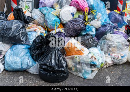 Rom, Italien. 22. November 2021. Ein großer Haufen Müllsäcke, der an einer Abfall- und Recyclingsammelstelle im römischen Stadtteil Trastevere nicht gesammelt wird. Rom wurde von einer Müllkrise geplagt, die seit Monaten andauert, aufgrund eines Streiks von Binmännern und der Schließung einer großen Landfill-Anlage, die für Ärger und gesundheitliche Bedenken bei den Bewohnern gesorgt hat. Kredit: amer ghazzal/Alamy Live Nachrichten Stockfoto