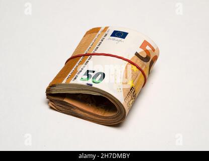 Eine dicke Rolle von fünfzig Euro-Scheinen mit einem roten Gummiband Stockfoto