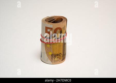 Eine dicke Rolle von fünfzig Euro-Scheinen mit einem roten Gummiband Stockfoto