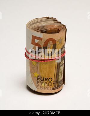 Eine dicke Rolle von fünfzig Euro-Scheinen mit einem roten Gummiband Stockfoto
