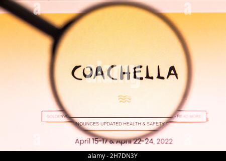 Brasilien. 15th. November 2021. In dieser Fotolillustration ist ein Logo des Coachella Valley Music and Arts Festival zu sehen, das durch eine Lupe auf einem Computerbildschirm angezeigt wird. (Bild: © Rafael Henrique/SOPA Images via ZUMA Press Wire) Stockfoto