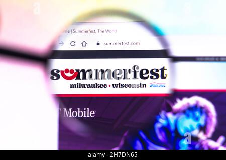 Brasilien. 15th. November 2021. In dieser Fotobilder ist ein Summerfest-Logo zu sehen, das durch eine Lupe auf einem Computerbildschirm angezeigt wird. (Bild: © Rafael Henrique/SOPA Images via ZUMA Press Wire) Stockfoto