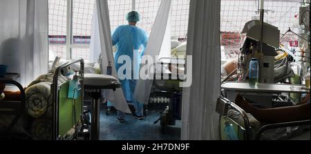 Leipzig, Deutschland. November 2021. In der Covid-Station, einem Bereich der operativen Intensivstation des Universitätsklinikums Leipzig, betreuen Ärzte und Krankenschwestern die Patienten. Auf der Intensivstation wächst seit Tagen die Zahl der Corona-Patienten mit schweren Verläufen, darunter immer mehr jüngere Patienten im Alter zwischen 30 und 60 Jahren. Quelle: Waltraud Grubitzsch/dpa-Zentralbild/dpa/Alamy Live News Stockfoto