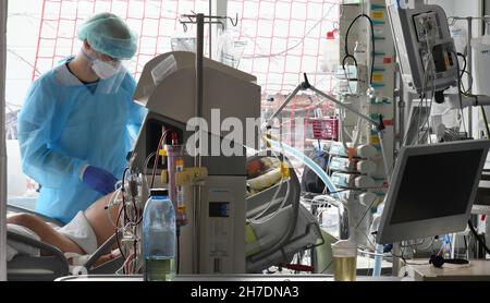 Leipzig, Deutschland. 08th. November 2021. Eine Krankenschwester betreut einen Patienten auf der Covid-Station, einem Bereich der operativen Intensivstation des Universitätsklinikums Leipzig. Auf der Intensivstation wächst seit Tagen die Zahl der Corona-Patienten mit schweren Verläufen, darunter immer mehr jüngere Patienten im Alter zwischen 30 und 60 Jahren. Quelle: Waltraud Grubitzsch/dpa-Zentralbild/dpa/Alamy Live News Stockfoto