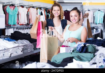 Frauen tragen Taschen bei Einkäufen Stockfoto