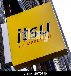 Victoria Westminster London England Großbritannien, November 7 2021, itsu Asian Food Restaurant Shop or Store Sign Close UP With No People Stockfoto