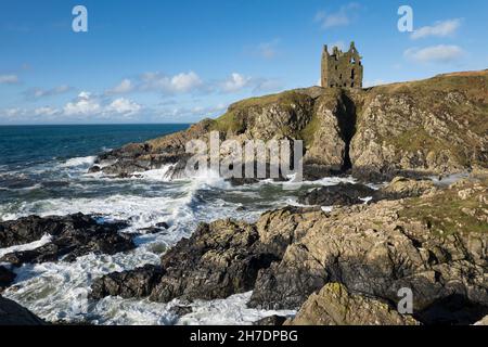 Dunskey Castle an der felsigen Küste, Portpatrick, Dumfries und Galloway, Schottland, Vereinigtes Königreich, Europa Stockfoto