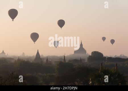 Heißluftballons fliegen über die Tempel von Bagan Stockfoto