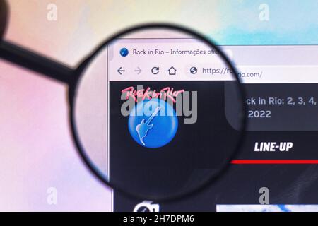 Brasilien. 15th. November 2021. In dieser Fototafel ist ein Rock in Rio-Logo zu sehen, das durch eine Lupe auf einem Computerbildschirm angezeigt wird. (Bild: © Rafael Henrique/SOPA Images via ZUMA Press Wire) Stockfoto