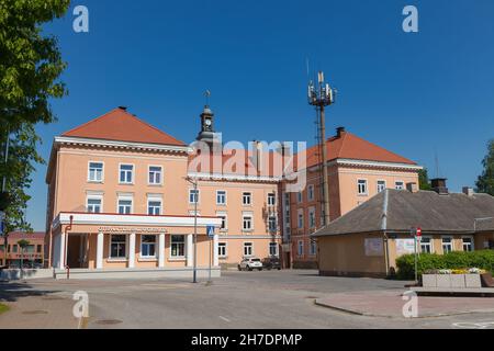 Otepaa, Estland - 10 2021. Juni: Tourismusinformationszentrum Otepaa an einem sonnigen Sommertag. Stockfoto