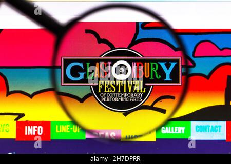 Brasilien. 15th. November 2021. In dieser Fotolillustration ist ein Logo des Glastonbury Festival of Contemporary Performing Arts (Glasto) zu sehen, das durch eine Lupe auf einem Computerbildschirm angezeigt wird. (Bild: © Rafael Henrique/SOPA Images via ZUMA Press Wire) Stockfoto