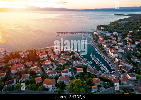 Stadt Malinska Luftaufnahme Sonnenuntergang, Insel Krk, Kvarner-Archipel, Kroatien Stockfoto