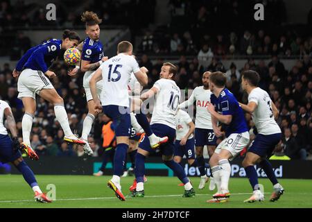 London, Großbritannien. 21st. November 2021. Pascal Struijk von Leeds Utd (links) und Kalvin Phillips von Leeds Utd (c) springen um einen Header. Premier League Spiel, Tottenham Hotspur gegen Leeds Utd im Tottenham Hotspur Stadium in London am Sonntag, 21st. November 2021. Dieses Bild darf nur für redaktionelle Zwecke verwendet werden. Nur zur redaktionellen Verwendung, Lizenz für kommerzielle Nutzung erforderlich. Keine Verwendung bei Wetten, Spielen oder Veröffentlichungen in einem Club/einer Liga/einem Spieler. PIC von Steffan Bowen/Andrew Orchard Sports Photography/Alamy Live News Credit: Andrew Orchard Sports Photography/Alamy Live News Stockfoto