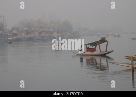 Srinagar, Indien. 22nd. November 2021. Die Menschen genießen eine Shakira Bootsfahrt bei nebligen Wetter am Dal Lake in Srinagar, Jammu und Kashmir, Indien, am 22. November 2021. (Foto von Kamran Raashid Bhat/INA Photo Agency/Sipa USA) Quelle: SIPA USA/Alamy Live News Stockfoto