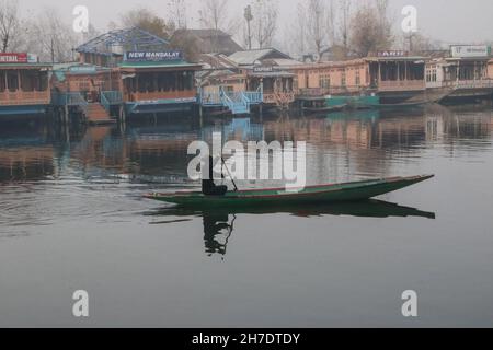 Srinagar, Indien. 22nd. November 2021. Die Menschen genießen eine Shakira Bootsfahrt bei nebligen Wetter am Dal Lake in Srinagar, Jammu und Kashmir, Indien, am 22. November 2021. (Foto von Kamran Raashid Bhat/INA Photo Agency/Sipa USA) Quelle: SIPA USA/Alamy Live News Stockfoto