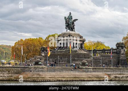 Koblenz, wo sich Rhein und Mosel treffen. Im Vordergrund die Deutsche Ecke, ein Symbol der Vereinigung Deutschlands mit einer Reiterstatue von Kaiser Wilhelm I. Stockfoto