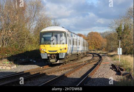 Happy Train der Klasse 365 Nummer 365515, der auf seiner letzten Reise an der Kreuzung von Lichfield Trent Valley zur Fackel des Schneiders in den Rotherham-Ständen vorbeigezogen wird. Stockfoto