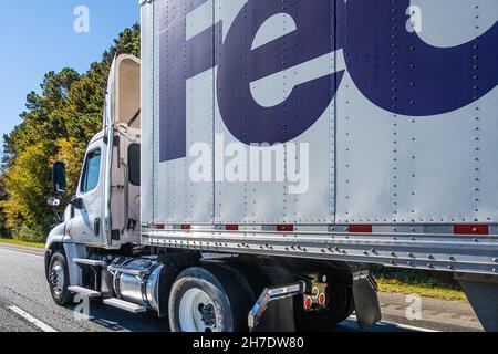 FedEx Express-LKW auf der Interstate 285 um Atlanta, Georgia. (USA) Stockfoto