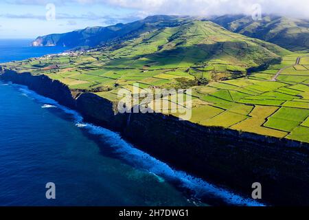 Luftaufnahme der Klippen am Leuchtturm Ponta do Albarnaz, in der Nähe von Ponta Delgada auf der Insel Flores, Portugal, Azoren Stockfoto