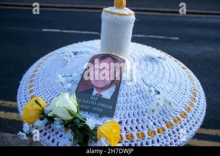 LEIGH-ON-SEA ENGLAND, NOVEMBER 22nd 2021, Gestrickte Hommage an den Abgeordneten von Southend West Sir David Amess nach seiner Gedenkprozession in Leigh-on-Sea Credit: Lucy North/Alamy Live News Stockfoto