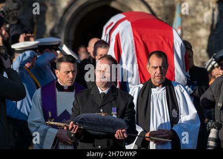 Southend on Sea, Essex, Großbritannien. 22nd. November 2021. Die Familie des ermordeten Abgeordneten von Southend West, Sir David Amess, und geladene Gäste haben an einem privaten Trauergottesdienst in der St. Mary’s Church in Prittlewell, Southend, teilgenommen. Die Schatulle wurde dann in einem Pferdewagen durch die Stadt getragen, damit die Menschen ihre Achtung vor der Kapelle der Ruhe vor einem Gottesdienst in der Westminster Cathedral am folgenden Tag bezahlen konnten Stockfoto