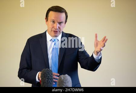 US-Senator Chris Murphy während einer Pressekonferenz in den Parlamentsgebäuden von Stormont. Bilddatum: Montag, 22. November 2021. Stockfoto