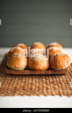 Burger-Brötchen auf einem Holztablett Stockfoto