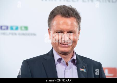 Huerth, Deutschland. 18th. November 2021. Raimund BRICHTA, Moderator, 26th RTL Spendenmarathon 'Wir helfen Kindern', Fernsehen, 18.-19. November 2021. Kredit: dpa/Alamy Live Nachrichten Stockfoto