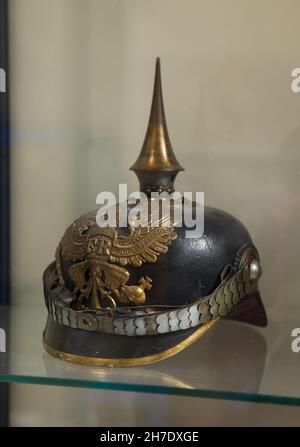 Helm eines preußischen Infanterieoffiziers, bekannt als Pickelhaube (Pickelhelm) aus dem Jahr 1914-1915, ausgestellt im Waffenstillstandsmuseum im Wald von Compiègne (Forêt de Compiègne) bei Compiègne in Frankreich. Das Waffenstillstandsmuseum befindet sich auf dem Boden der Waffenstillstandsglosse, wo der Waffenstillstand vom 11. November 1918, der den Ersten Weltkrieg beendete, unterzeichnet wurde. Stockfoto