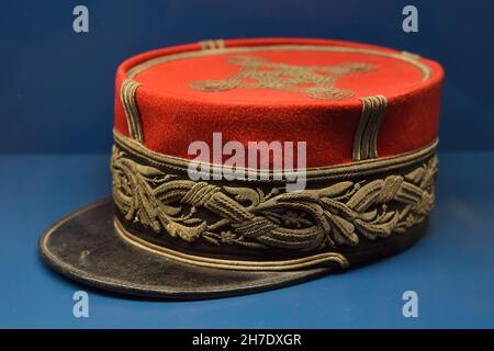 Kepi des französischen Generals Louis Auguste Adrian (1859 – 1933), ausgestellt im Waffenstillstandsmuseum im Wald von Compiègne (Forêt de Compiègne) bei Compiègne in Frankreich. Das Waffenstillstandsmuseum befindet sich auf dem Boden der Waffenstillstandsglosse, wo der Waffenstillstand vom 11. November 1918, der den Ersten Weltkrieg beendete, unterzeichnet wurde. Stockfoto