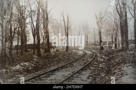 Der Zug der deutschen Delegation (links) und der Zug von Marschall Ferdinand Foch (rechts) im Wald von Compiègne (Forêt de Compiègne) An der Stelle, an der der Waffenstillstand vom 11. November 1918, der den Ersten Weltkrieg beendete, um 5:15 Uhr unterzeichnet wurde.Schwarz-Weiß-Vintage-Fotografie von einem unbekannten Fotografen aus dem November 1918, die im Waffenstillstandsmuseum auf dem Boden der Waffenstillstandsglade in ausgestellt wurde Der Wald von Compiègne (Forêt de Compiègne) in der Nähe von Compiègne in Frankreich. Stockfoto