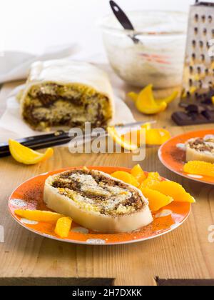 Marzipan-Roulade mit Orangen Stockfoto