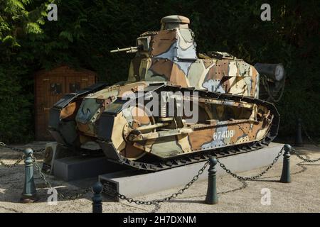 Der französische leichte Panzer Renault FT (FT-17) wurde vor dem Waffenstillstandsmuseum auf dem Gelände der Waffenstillstandsglade ausgestellt, wo der Waffenstillstand vom 11. November 1918, der den Ersten Weltkrieg beendete, im Wald von Compiègne (Forêt de Compiègne) in der Nähe von Compiègne in Frankreich unterzeichnet wurde. Stockfoto